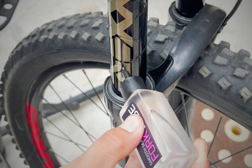 Suspension oil applied on cycle fork