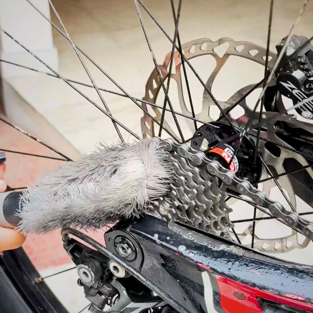 chain cleaning brush for cycle drivetrain maintenance by NAC